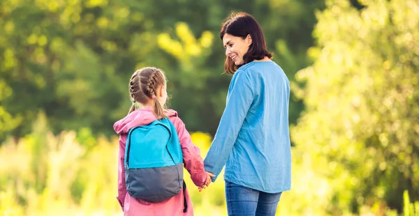 Mutter trifft Grundschülerin nach dem Unterricht — Stockfoto