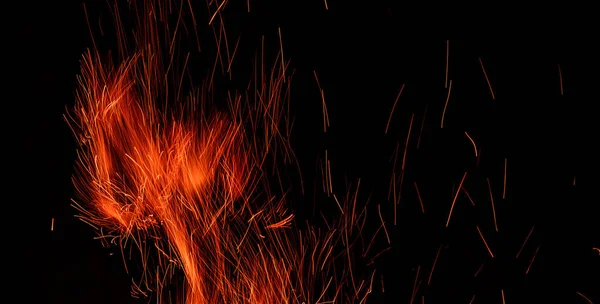 Lagerfeuer Flamme isoliert auf schwarzem Hintergrund — Stockfoto