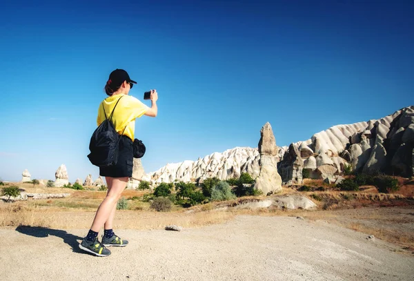 Turista tomando fotos de montañas en Turquía — Foto de Stock