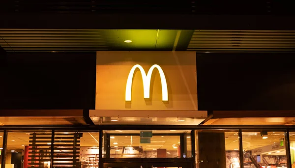 Вывеска ресторана McDonalds — стоковое фото