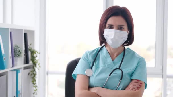Klinikte Durup Kameraya Bakan Maske Takan Güzel Kadın Portresi Coronavirus — Stok video