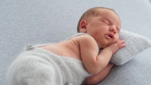 Nyfödd Pojke Sover Stickad Kudde Och Håller Handen Huvudet — Stockvideo
