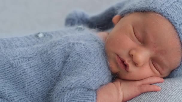 Schattige Pasgeboren Baby Jongen Draagt Gebreide Blauwe Kostuum Hoed Slapen — Stockvideo