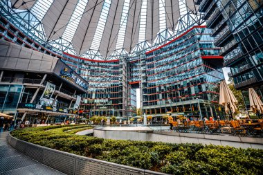 Berlin, Almanya - 20 Eylül 2019: Almanya 'daki Berlin Sony Merkezi' nin mimarisi