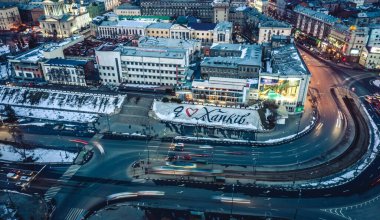 Kharkiv, Ukrayna - 16 Fabruary 2020: Kharkiv 'in güzel merkezinde akşam ışıkları