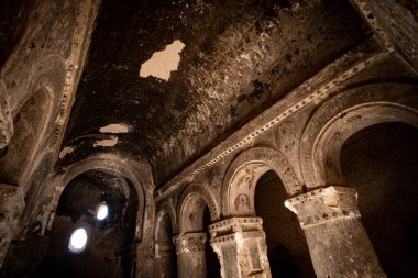 Türkiye 'nin Kapadokya kentindeki Katedral büyüklüğündeki kilisenin şaşırtıcı Selime Manastırı tavanı