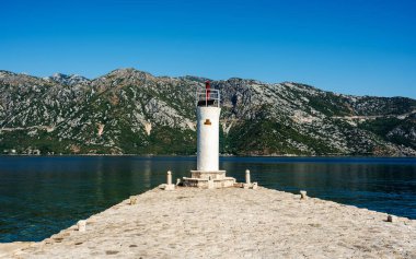 Karadağ 'da ada manzaralı antik deniz feneri. Kotor Körfezi ve Adriyatik Denizi 'ndeki Din Mirası