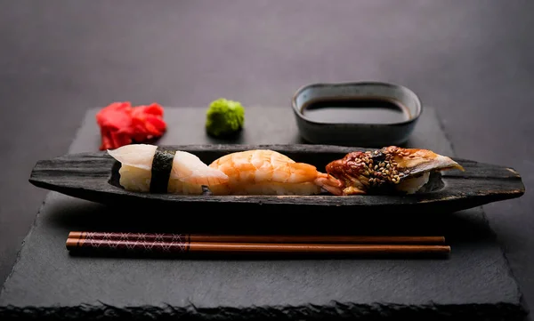 Elegante Composición Sushi Con Camarones Frescos Salmón Crudo Servido Con —  Fotos de Stock
