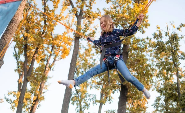 Opgewonden Klein Meisje Het Hebben Van Plezier Trampoline Springtouw Adventure — Stockfoto