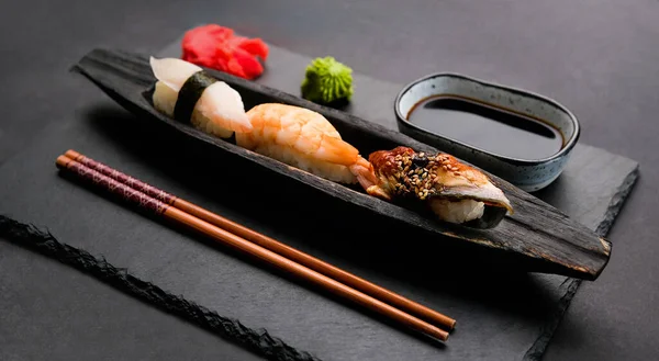 Élégante Composition Sashimi Sushi Avec Crevettes Fraîches Saumon Cru Servi — Photo