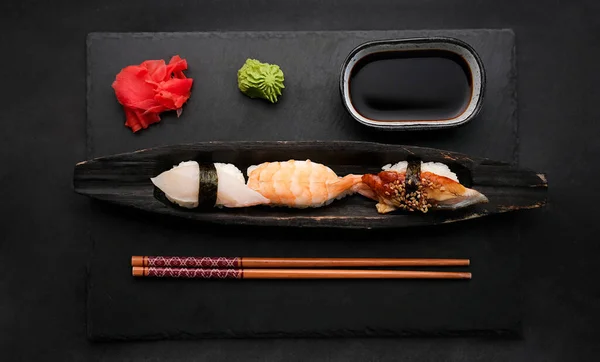 Elegáns Sushi Készlet Összetétele Friss Garnélarák Nyers Lazac Szolgált Gyömbér — Stock Fotó