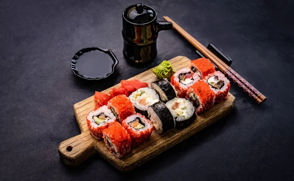 Conjunto Sushi Maki Colorido Servido Comprimido Madeira Com Pauzinho Molho — Fotografia de Stock