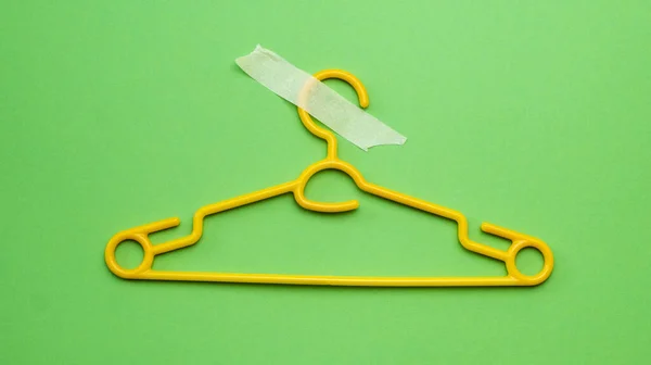 Hanger Met Masking Tape Geïsoleerd Groene Achtergrond Met Kopieerruimte Concept — Stockfoto
