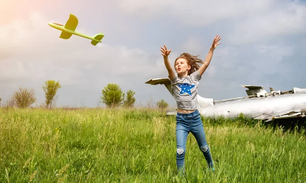 Happy Child Girl Playing Toy Plane Outdoors Field Running Preteen — Stock fotografie