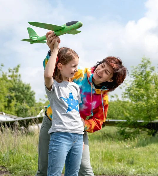 Мать Дочь Играют Игрушечный Самолет Поле Вместе Реальным Самолетом Заднем — стоковое фото