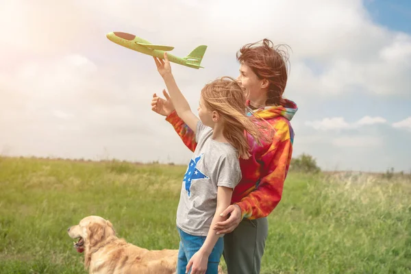 Anne Kızı Gökyüzüne Oyuncak Uçak Fırlatıyor Golden Retriever Köpeği Onlara — Stok fotoğraf