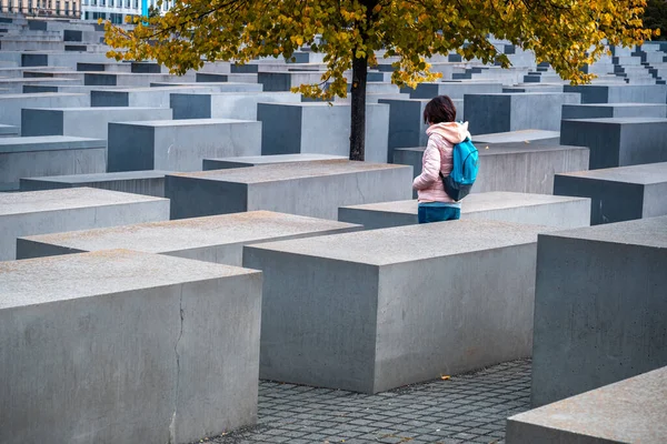 Berlin, Almanya - 20 Eylül 2019: Berlin, Almanya 'da Yahudi Soykırımı Anıtı' nın Stelae 'si arasında duran Kadın