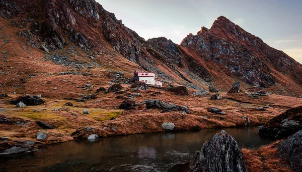 Vista Panorâmica Edifício Perto Lago Nas Montanhas — Fotografia de Stock