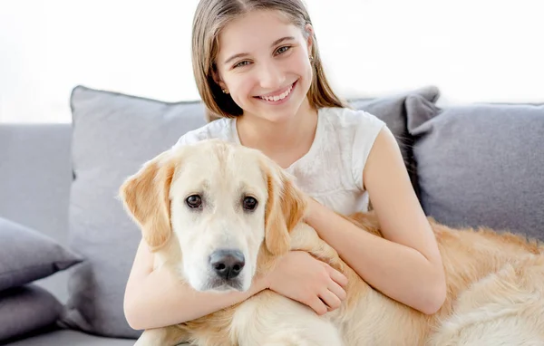 Sorrindo Adolescente Com Cão Adorável Sala Luz — Fotografia de Stock
