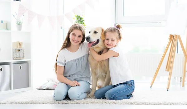 Happy Girls Friends Hugging Lovely Golden Retriever Dog Kids Room — Stockfoto