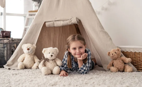 Little Girl Lying Wigwam Plush Teddies Light Kids Room — Stockfoto