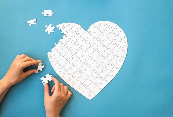 White Puzzle Heart Shape White Details Puzzle Blue Background Girls — Stock Photo, Image