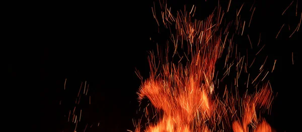 Bonfire Met Vonken Geïsoleerd Zwarte Achtergrond Met Vrije Plaats Kracht — Stockfoto