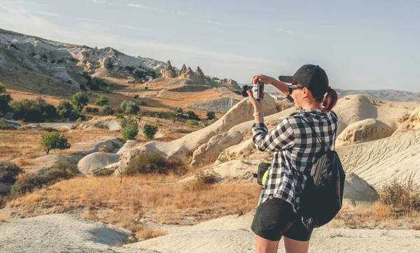 Vista Trasera Mujer Turista Fotografiando Cañón Capadocia Turquía — Foto de Stock