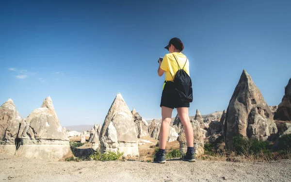 Женщина Туристка Фотографирует Горы Каппадокии Турция — стоковое фото