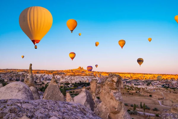 Incredibile Vista Della Cappadocia Turchia Palloni Aerostatici Colorati Che Sorvolano — Foto Stock