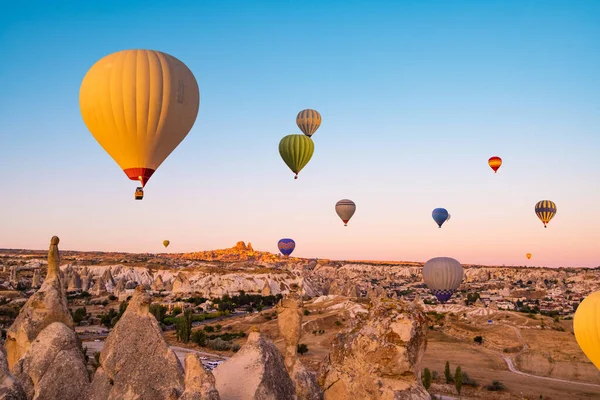 Globos Aire Caliente Haciendo Cielo Brillante Capadocia Turquía —  Fotos de Stock