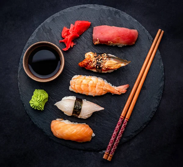 Gyönyörű Japán Sushi Sashimi Készlet Összetétele Garnélarák Gyömbér Szójaszósz Szolgált — Stock Fotó