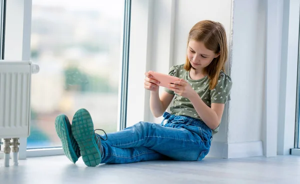 Nastolatka Siedzi Parapecie Smartfonem Patrzy Wyświetlacz Piękne Uczennica Dziecko Czyta — Zdjęcie stockowe