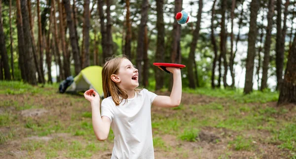 Маленькая Девочка Играет Кемпинге Лесу Мячом Смеется Над Природой Зеленой — стоковое фото