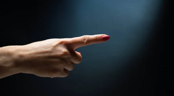 Mão Mostra Direção Com Dedo Conceito Comunicação Gesto Sem Palavras — Fotografia de Stock