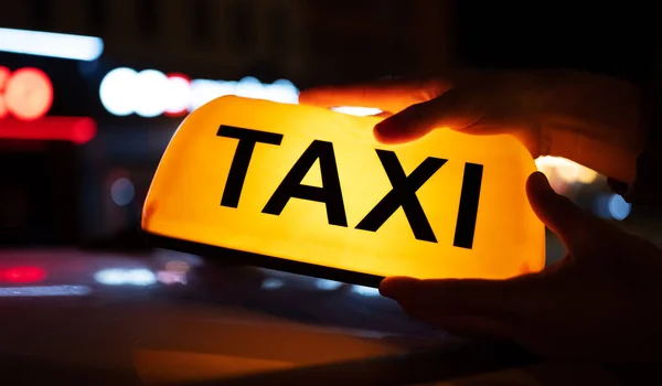Taxi Car Neon Light Dark Street Night Illuminates Cab Sign — Stock Photo, Image