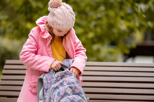 School Girl Kid Looking Backpack Sitting Banch Autumn Park Beautiful — Zdjęcie stockowe