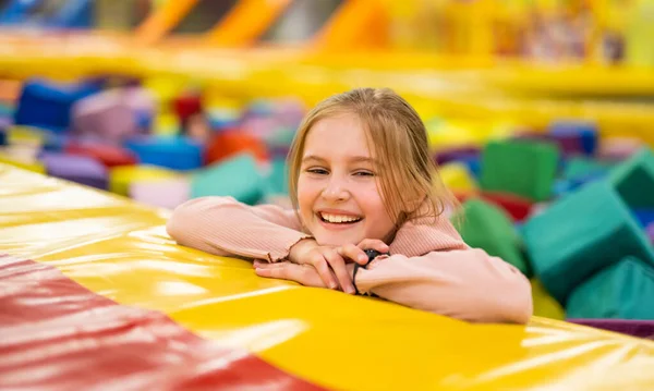 Mooi Meisje Kind Zit Kleurrijke Kubus Trampoline Speeltuin Park Glimlachen — Stockfoto