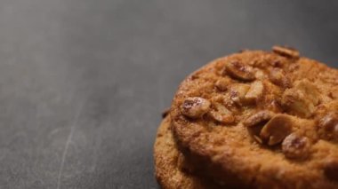 Koyu arka planda kızarmış fıstıklı lezzetli kurabiye, manzarayı kapat.