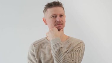 Genç yakışıklı adam kameraya bakıyor ve bir fikri var.