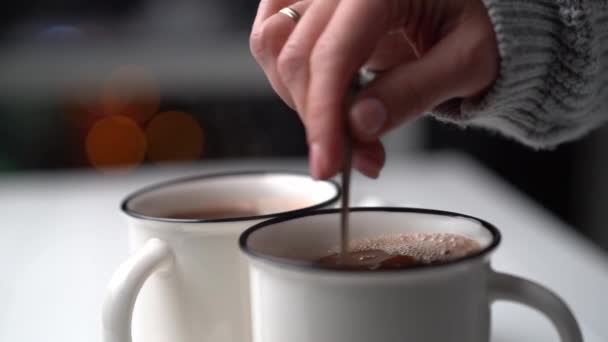 Mulher Mexendo Cacau Caneca Branca Usando Colher Chá — Vídeo de Stock