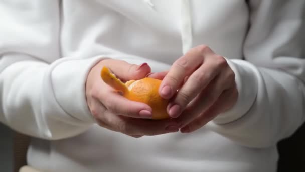 Las Manos Las Chicas Pelan Mandarina Madura Persona Que Sostiene — Vídeo de stock