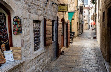 Kotor, Karadağ - 27 Haziran 2021: Karadağ 'ın Kotor kentindeki eski turistik cadde yaz aylarında kalabalık yoktu. Eski bir kasaba, kendine has binaları var.