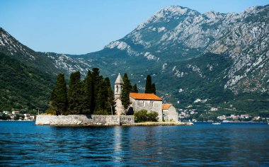 Karadağ 'daki Aziz George adası, Kotor Körfezi manzaralı. Adriyatik denizinde antik Balkan mimarisi