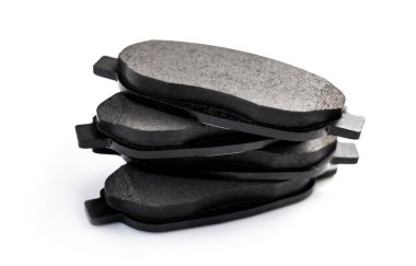 Araba taşımacılığı için yeni fren yastıkları beyaz arka planda izole edilmiş. Araç onarım servisi için otomatik yedek ayrıntılar