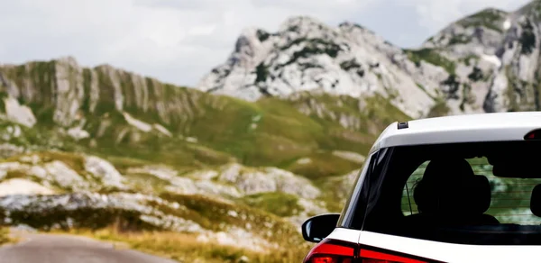 Λευκό Αυτοκίνητο Γραφική Θέα Βουνά Στο Παρασκήνιο Όχημα Στο Όμορφο — Φωτογραφία Αρχείου