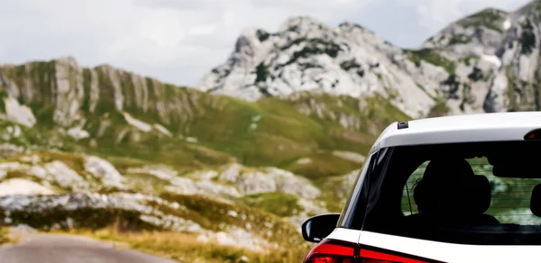 Auto Bianca Con Vista Panoramica Sulle Montagne Sullo Sfondo Veicolo — Foto Stock