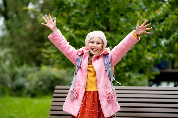 Söt Skolflicka Unge Med Ryggsäck Tittar Kameran Håller Upp Händerna — Stockfoto