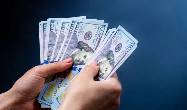 Hand Innehar Hundra Dollar Usa Sedlar Och Person Räknar Kontanter — Stockfoto