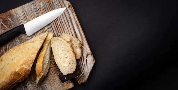 Franse Stokbrood Voor Bruschettas Gesneden Met Mes Houten Plank Close — Stockfoto